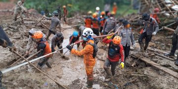 Pencarian dua korban longsor Cibenda Bandung Barat dihentikan sementara waktu Jum’at (29/3/2024). Kapolsek Sindangkerta AKP Deden Indrajaya mengatakan pencarian hari kelima ini dihentikan sementara waktu mengingat hari sudah menjelang sore.