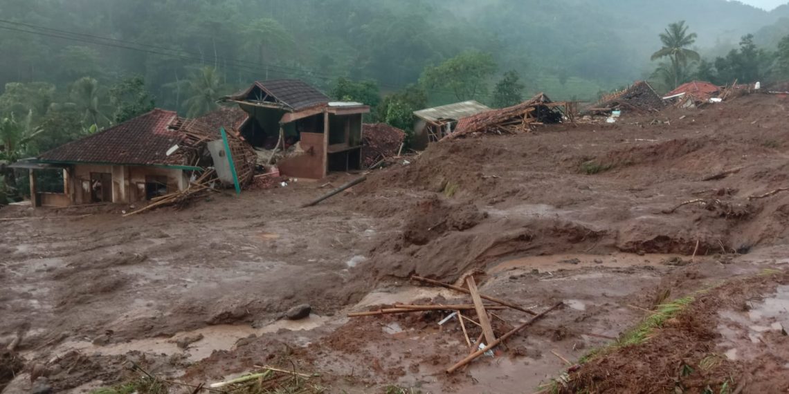 Debit air yang tinggi menyebabkan tanah di atas bukit longsor menerjang Kampung Gintung, Desa Cibenda, Kecamatan Cipongkor, Kabupaten Bandung Barat, Jawa Barat.