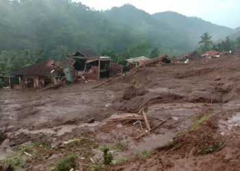 Debit air yang tinggi menyebabkan tanah di atas bukit longsor menerjang Kampung Gintung, Desa Cibenda, Kecamatan Cipongkor, Kabupaten Bandung Barat, Jawa Barat.