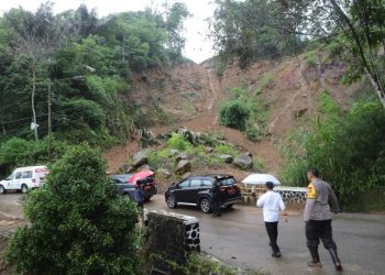 Penjabat (Pj) Bupati Garut, Barnas Adjidin, meninjau lokasi bencana tanah longsor di Desa Sukarame, Kecamatan Caringin, Kabupaten Garut, Rabu (6/3/2024).