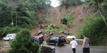 Penjabat (Pj) Bupati Garut, Barnas Adjidin, meninjau lokasi bencana tanah longsor di Desa Sukarame, Kecamatan Caringin, Kabupaten Garut, Rabu (6/3/2024).