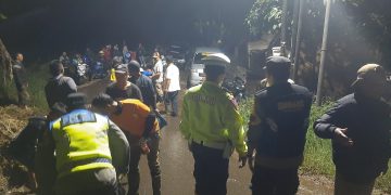 Tebing longsor di Kampung Pojok Tengah Desa Cikahuripan Kecamatan Lembang Kabupaten Bandung Barat. Kapolsek Lembang Kompol Hadi Mulyana mengemukakan tebing yang mengalami longsor itu setinggi empat meter.