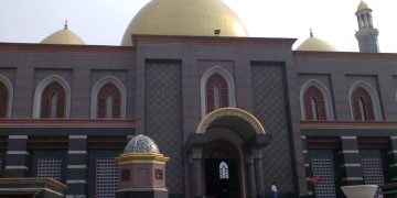 Masjid Kubah Emas Dian Al-Mahri adalah sebuah kompleks masjid terbesar yang berada di Kota Depok, Provinsi Jawa Barat, Indonesia.