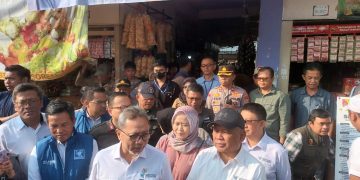 Menteri Perdagangan Zulkifli Hasan kunjungi Kabupaten Bandung untuk memantau kondisi pasokan sejumlah bahan kebutuhan pokok.