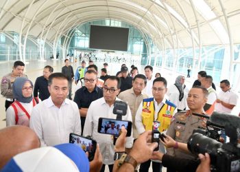 Penjabat Gubernur Jawa Barat Bey Machmudin memastikan Bandara Internasional Jawa Barat (BIJB) Kertajati di Kabupaten Majalengka siap menghadapi arus mudik Lebaran 2024. Hal itu disampaikan Bey kepada Menteri Perhubungan RI Budi Karya Sumadi saat melakukan pengecekan BIJB, Sabtu (9/3/2024).