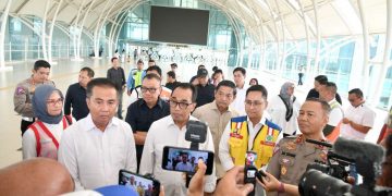 Penjabat Gubernur Jawa Barat Bey Machmudin memastikan Bandara Internasional Jawa Barat (BIJB) Kertajati di Kabupaten Majalengka siap menghadapi arus mudik Lebaran 2024. Hal itu disampaikan Bey kepada Menteri Perhubungan RI Budi Karya Sumadi saat melakukan pengecekan BIJB, Sabtu (9/3/2024).