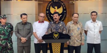 Menko Polhukam Hadi Tjahjanto memberikan keterangan pers usai rapat koordinasi terkait pengamanan di bidang informasi dan komunikasi pascapemungutan suara Pemilihan Umum (Pemilu) Tahun 2024, di Kantor Kementerian Koordinator Bidang Polhukam, Jakarta, Selasa (19/03/2024). (Sumber: Tangkapan Layar) Read more: https://setkab.go.id/jaga-situasi-kondusif-menko-polhukam-ajak-media-cegah-hoaks/