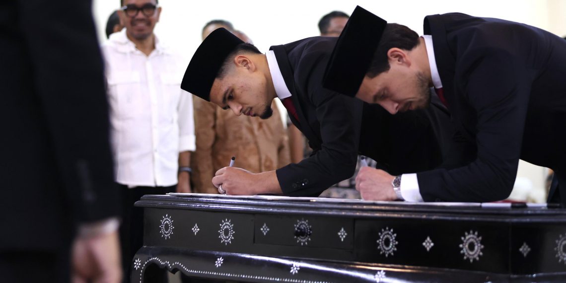 Thom Haye dan Ragnar Oratmangoen resmi menjadi Warga Negara Indonesia (WNI). Hal ini seusai setelah menjalani pengambilan sumpah dan janji setia pewarganegaraan Republik Indonesia di Kantor Wilayah Kementerian Hukum dan Hak Asasi Manusia (Kemenkumham) DKI Jakarta, Senin (18/1).