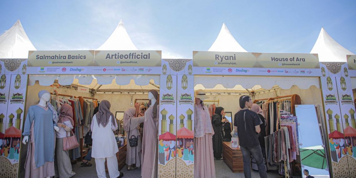 Sebanyak 70 pelaku Usakan Mikro Kecil, dan Menengah (UMKM) Kota Bandung mengikuti Bazar Ramadan di Lotte Grosir Jalan Soekarno-Hatta Kota Bandung pada 21-23 Maret 2024 ini.