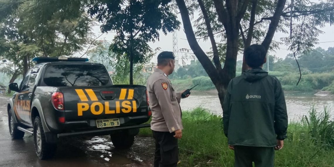 Petugas memantau debit air Sungai Citarum. (FOTO: Istimewa)