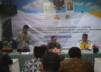 Pj. Bupati Bogor Asmawa Tosepu dampingi Komisi V DPR RI dan lakukan kunjungan kerja ke Kecamatan Parung Panjang dalam rangka peninjauan infrastruktur dan transportasi wilayah Kecamatan Parung Panjang, Jumat (15/3/24).