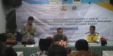 Pj. Bupati Bogor Asmawa Tosepu dampingi Komisi V DPR RI dan lakukan kunjungan kerja ke Kecamatan Parung Panjang dalam rangka peninjauan infrastruktur dan transportasi wilayah Kecamatan Parung Panjang, Jumat (15/3/24).