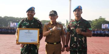 Pemkab Bekasi memberikan penghargaan khusus kepada prajurit TNI, Kapten (Inf) Muhamad yang berhasil menggagalkan aksi kejahatan jalanan atau pembegalan motor (curanmor) di dekat kediamannya, Desa Lubang Buaya, Kecamatan Setu. Penghargaan ini diberikan langsung oleh Penjabat Bupati Bekasi Dani Ramdan saat apel pagi, di Plaza Pemda Cikarang Pusat, pada Senin (04/03/2024).