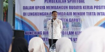 Penjabat (Pj) Bupati Garut, Barnas Adjidin, meresmikan diluncurkannya produk air minum dalam kemasan (AMDK) dengan merek AMDK Tirta Intan Swiss Van Java, produksi Perusahaan Umum Daerah (Perumda) Air Minum Tirta Intan Garut, di Kantor Perumda Air Minum Tirta Intan Garut, Jalan Raya Bayongbong, Kabupaten Garut, pada Jum'at (01/03/2024).