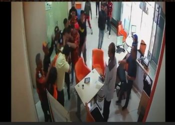 Repro rekaman kamera CCTV anggota Ormas melakukan aksi pengeroyokan petugas satpam kantor lembaga pembiayaan (leasing) di Tasikmalaya, Jawa Barat. Lima anggota Ormas jadi tersangka dan ditahan.(Foto: Istimewa)
