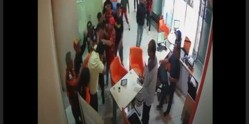 Repro rekaman kamera CCTV anggota Ormas melakukan aksi pengeroyokan petugas satpam kantor lembaga pembiayaan (leasing) di Tasikmalaya, Jawa Barat. Lima anggota Ormas jadi tersangka dan ditahan.(Foto: Istimewa)