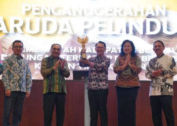 GARUDA PELINDUNG : Pj Bupati Bekasi, Dani Ramdan, menerima penghargaan Garuda Pelindung atas dukungan terhadap rehabilitasi medis korban tindak pidana dari Lembaga Perlindungan Saksi dan Korban (LPSK) Republik Indonesia, di Auditorium Kantor LPSK, Jakarta, pada Kamis (21/3/2024). Foto : Dokpim.