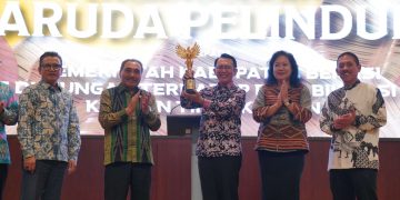 GARUDA PELINDUNG : Pj Bupati Bekasi, Dani Ramdan, menerima penghargaan Garuda Pelindung atas dukungan terhadap rehabilitasi medis korban tindak pidana dari Lembaga Perlindungan Saksi dan Korban (LPSK) Republik Indonesia, di Auditorium Kantor LPSK, Jakarta, pada Kamis (21/3/2024). Foto : Dokpim.