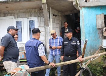 Penjabat Wali Kota Sukabumi Kusmana Hartadji beserta Camat Gunung Puyuh dan Lurah Karamat pada 8 Maret 2024 meninjau lokasi longsor yang berlokasi di Gang Sumarmi Ratiyo Kopeng Kaler RW 5 RT 5 Kelurahan Karamat.