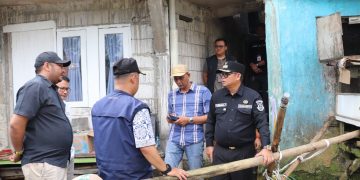 Penjabat Wali Kota Sukabumi Kusmana Hartadji beserta Camat Gunung Puyuh dan Lurah Karamat pada 8 Maret 2024 meninjau lokasi longsor yang berlokasi di Gang Sumarmi Ratiyo Kopeng Kaler RW 5 RT 5 Kelurahan Karamat.