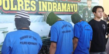 Dua pelaku perampokan sadis terhadap seorang mahasiswi di Desa/Kecamatan Kertasemaya, Kabupaten Indramayu, berikut seorang penadah, yang berhasil diringkus Satreskrim Polres Indramayu.(Foto: Istimewa)