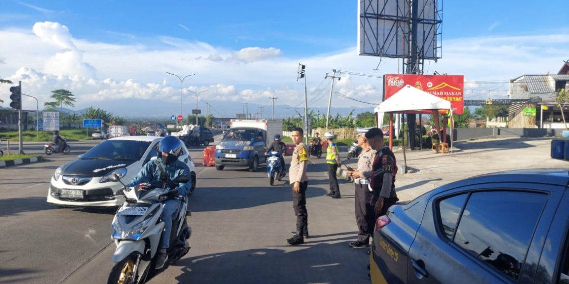 Petugas Polda Jabar atur lalu lintas jalan di area Tol Soroja