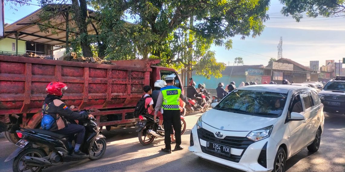 Petugas Polda Jawa Barat mengatur lalu lintas di jalan raya