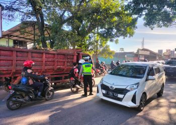 Petugas Polda Jawa Barat mengatur lalu lintas di jalan raya