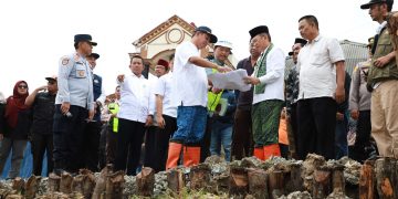 Pj Bupati Bekasi Dani Ramdan meninjau lokasi jalan longsor di Kampung Legok Cariu, Desa Sukamukti, Kecamatan Bojongmangu pada Jumat (15/03/2024).