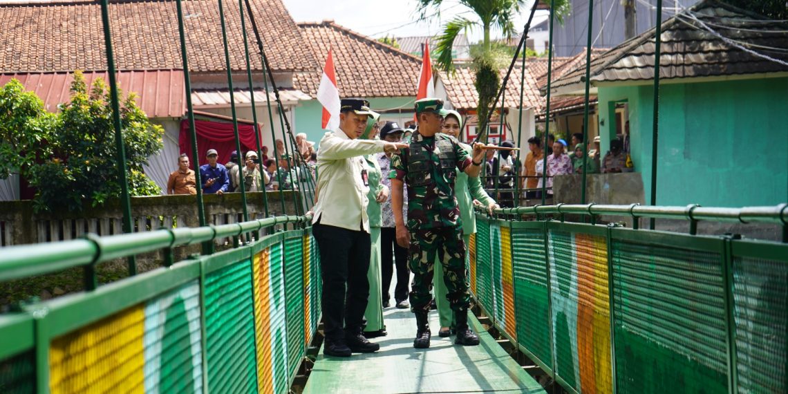 Pj Bupati Bogor Asmawa Tosepu mendampingi Pangdam III/Siliwangi, Mayjen TNI Mohammad Fadjar lakukan kunjungan kerja ke Makodim 0621/Kab serta dilanjutkan dengan peninjauan langsung Jembatan Gantung Rawayan Waden Kedung Upal Kelurahan Karadenan, Kecamatan Cibinong