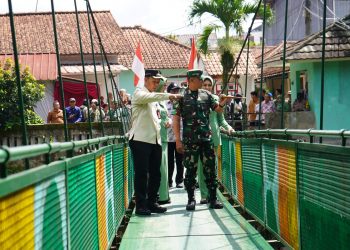 Pj Bupati Bogor Asmawa Tosepu mendampingi Pangdam III/Siliwangi, Mayjen TNI Mohammad Fadjar lakukan kunjungan kerja ke Makodim 0621/Kab serta dilanjutkan dengan peninjauan langsung Jembatan Gantung Rawayan Waden Kedung Upal Kelurahan Karadenan, Kecamatan Cibinong