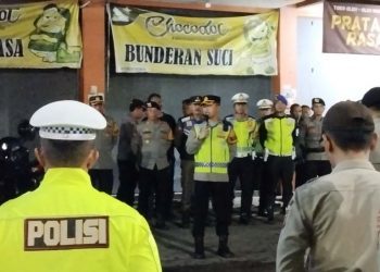 , jajaran TNI-Polri dan Pemerintah Kabupaten Garut menggelar Apel Kesiapan Kegiatan Kepolisian Rutin Yang Ditingkatkan (KRYD) Cipta Kondusif Wilayah Kabupaten Garut. Acara yang berlangsung di Bunderan Suci, Kelurahan Suci Kaler, Kecamatan Karangpawitan pada Sabtu malam (16/3/2024) ini dipimpin oleh Wakapolres Garut, Kompol Dhoni Erwanto.