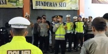 , jajaran TNI-Polri dan Pemerintah Kabupaten Garut menggelar Apel Kesiapan Kegiatan Kepolisian Rutin Yang Ditingkatkan (KRYD) Cipta Kondusif Wilayah Kabupaten Garut. Acara yang berlangsung di Bunderan Suci, Kelurahan Suci Kaler, Kecamatan Karangpawitan pada Sabtu malam (16/3/2024) ini dipimpin oleh Wakapolres Garut, Kompol Dhoni Erwanto.