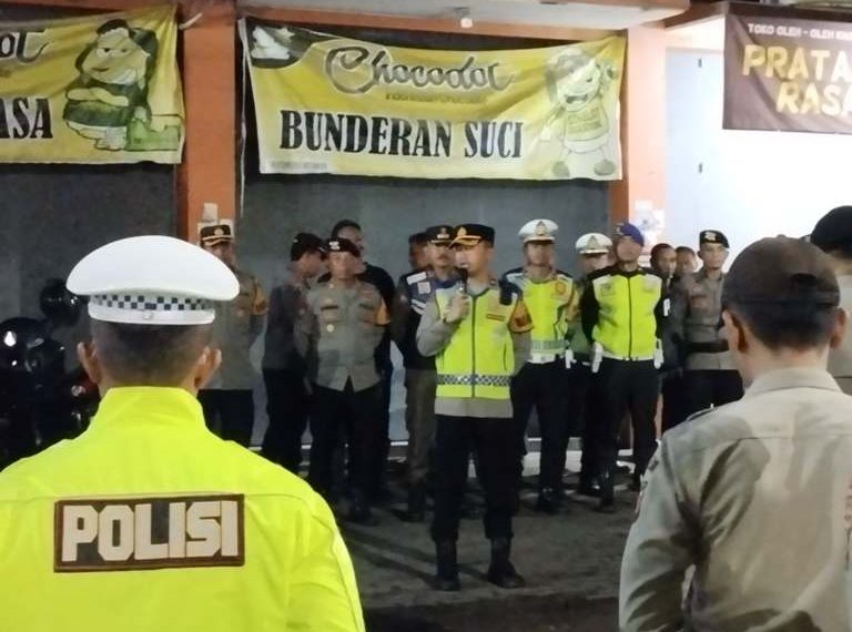 , jajaran TNI-Polri dan Pemerintah Kabupaten Garut menggelar Apel Kesiapan Kegiatan Kepolisian Rutin Yang Ditingkatkan (KRYD) Cipta Kondusif Wilayah Kabupaten Garut. Acara yang berlangsung di Bunderan Suci, Kelurahan Suci Kaler, Kecamatan Karangpawitan pada Sabtu malam (16/3/2024) ini dipimpin oleh Wakapolres Garut, Kompol Dhoni Erwanto.