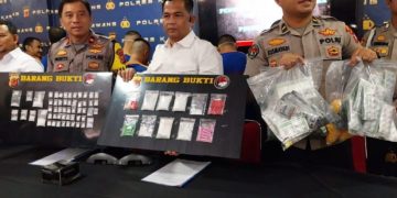 Barang bukti narkoba dan obat keras tertentu (OKT) yang berhasil diamankan Satresnarkoba Polres Karawang dari 24 orang tersangka pengedar, dalam kurun waktu Februari hingga Maret 2024.(Foto:Istimewa)