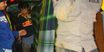 Anggota Polri & TNI evakuasi korban longsor Cigintung Cipongkor Bandung Barat