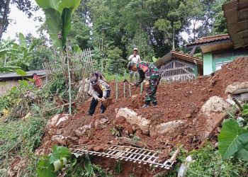 Sinergitas Polri-TNI terlihat dari upayanya menghadirkan bala bantuan bagi masyarakat yang terena musibah. Seperti sinergi Bhabinkamtibmas dan Babinsa yang turun tangan membantu rumah warga Kampung Legok Nyenang Rt 02 Rw 02 Desa Bandasari Kecamatan Cangkuang Kabupaten Bandung.