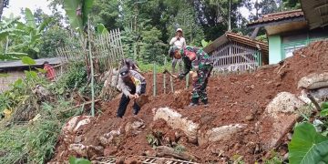 Sinergitas Polri-TNI terlihat dari upayanya menghadirkan bala bantuan bagi masyarakat yang terena musibah. Seperti sinergi Bhabinkamtibmas dan Babinsa yang turun tangan membantu rumah warga Kampung Legok Nyenang Rt 02 Rw 02 Desa Bandasari Kecamatan Cangkuang Kabupaten Bandung.