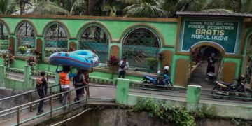 Santri Pesantren Nurul Huda hanyut