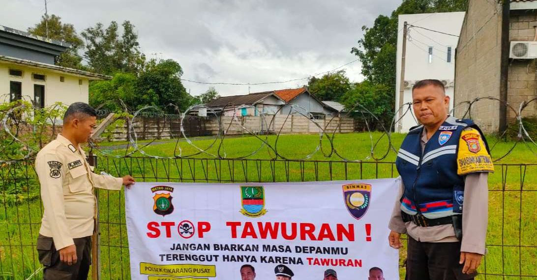 Polsek Cikarang Pusat memasang sepanduk himbauan "Stop Tawuran" untuk menyikapi permasalahan tawuran yang kerap terjadi antara para remaja di Bulan Suci Ramadan.