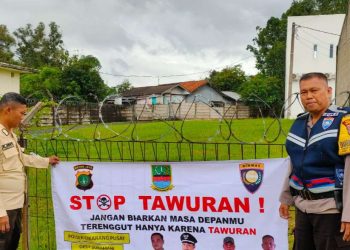 Polsek Cikarang Pusat memasang sepanduk himbauan "Stop Tawuran" untuk menyikapi permasalahan tawuran yang kerap terjadi antara para remaja di Bulan Suci Ramadan.