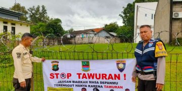 Polsek Cikarang Pusat memasang sepanduk himbauan "Stop Tawuran" untuk menyikapi permasalahan tawuran yang kerap terjadi antara para remaja di Bulan Suci Ramadan.