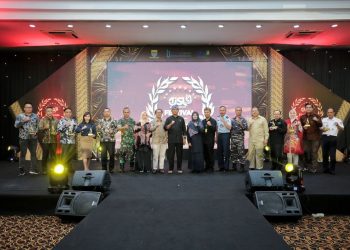 Sekretaris Daerah Kota Bandung, Ema Sumarna membuka Festival TJSL di Hotel Ultima Horison Bandung, Kamis 7 Maret 2024.