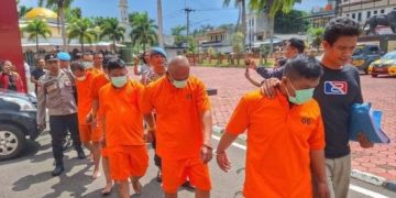 Kawanan "mata elang", atau debt collector diringkus Satreskrim Polresta Bandung, setelah mengambil paksa kendaraan milik korbannya di jalan disertai tindakan pengancaman dan kekerasan.(Foto: Istimewa)