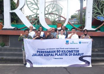 Sekretaris Daerah (Sekda) Kabupaten Garut, Nurdin Yana meresmikan 50 KM Jalan Aspal Plastik yang bekerja sama dengan PT Chandra Asri, yang berlokasi di area Simpang Lima, Kecamatan Tarogong Kidul, Kabupaten Garut, Kamis (7/3/2024).
