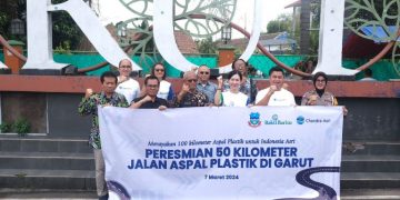 Sekretaris Daerah (Sekda) Kabupaten Garut, Nurdin Yana meresmikan 50 KM Jalan Aspal Plastik yang bekerja sama dengan PT Chandra Asri, yang berlokasi di area Simpang Lima, Kecamatan Tarogong Kidul, Kabupaten Garut, Kamis (7/3/2024).