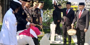 Peringatan Bandung Lautan Api Minggu (24/3/2024) diwarnai dengan kegiatan ziarah dan tabur bunga ke Taman Makam Pahlawan Nasional Cikutra Kota Bandung.