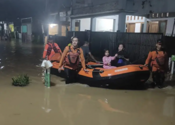 Foto : BPBD Kabupaten Bogor melakukan penanganan dan evakuasi warga terdampak banjir dan longsor di Kabupaten Bogor, Jawa Barat, pada Mnggu (24/3). (BPBD Kabupaten Bogor)