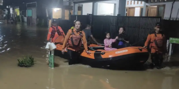 Foto : BPBD Kabupaten Bogor melakukan penanganan dan evakuasi warga terdampak banjir dan longsor di Kabupaten Bogor, Jawa Barat, pada Mnggu (24/3). (BPBD Kabupaten Bogor)