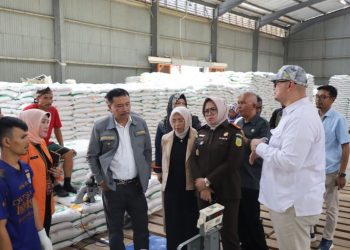 Penjabat (Pj) Bupati Garut, Barnas Adjidin, secara langsung memeriksa ketersediaan beras di Gudang Bulog, Jalan Cimanuk, Kecamatan Tarogong Kidul, Kabupaten Garut, pada Selasa (5/3/2024).